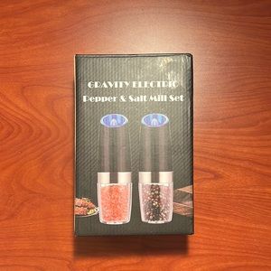 Electric pepper and salt shaker set